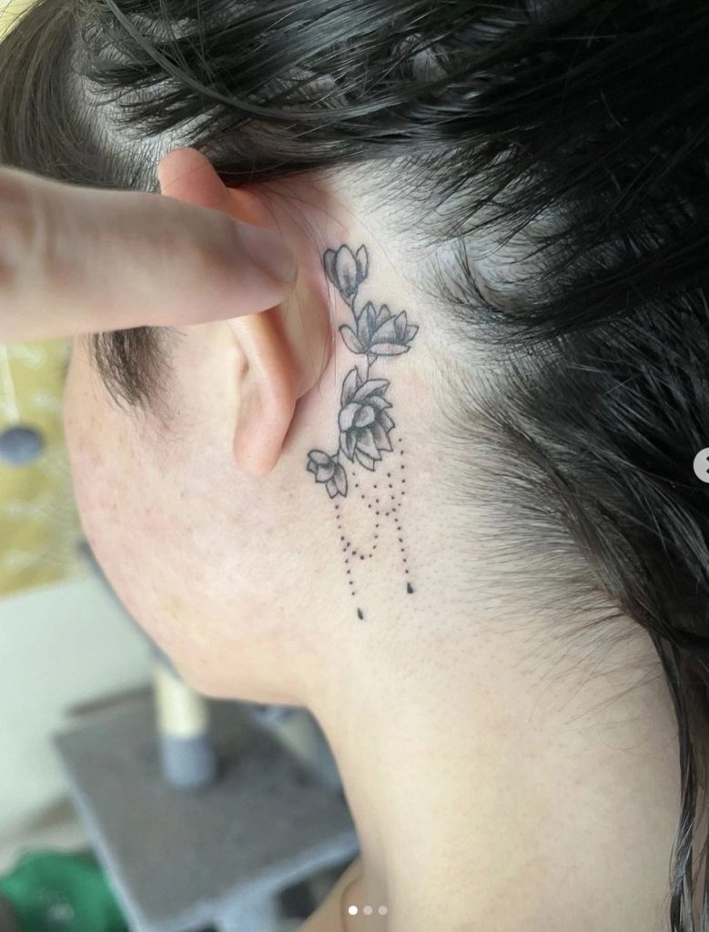 Premium Photo | Nostalgic Minimalism A Woman's Back With Three Small Flower  Tattoos